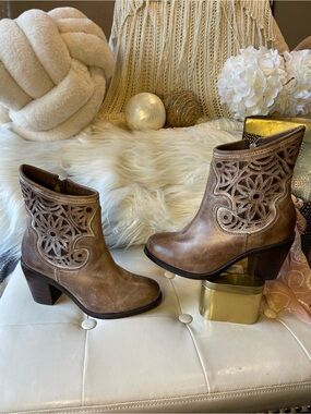 Corral NWOT Women's Laser Western Heeled Ankle Boots in Taupe Distressed Leather